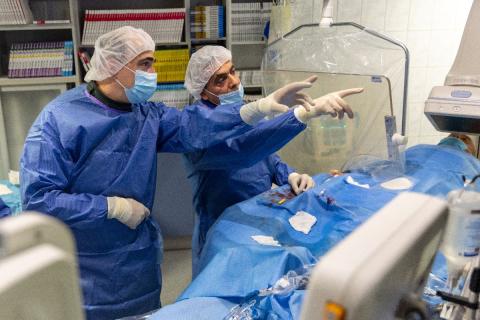 dr. Sayour Amer főorvos az új módszerrel szétzúzta a meszes rögöt, így a betegnek nem lesz szüksége szívműtétre. Fotó: Nagy Gábor