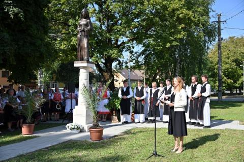 Csordás Adrienn ápolási igazgató beszédet mond Sebalda szobránál Érsekvadkerten. Fotó: Pozsgai Gergő