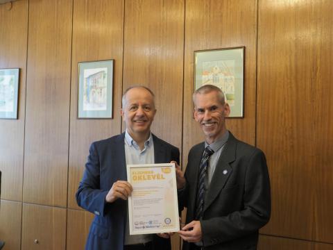 Dr. Jávor László főigazgató úr átadja az oklevelet Dr. Szepesváry Zsolt Jenő PhD. osztályvezető főorvos úrnak