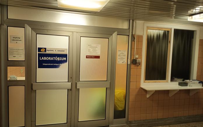 Központi Laboratórium bejárat és minta leadás