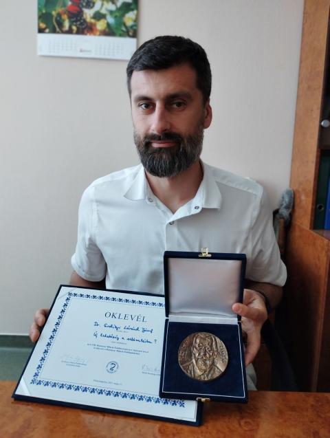 Dr. Erdélyi Lóránd a Rozsnyay Éremmel.