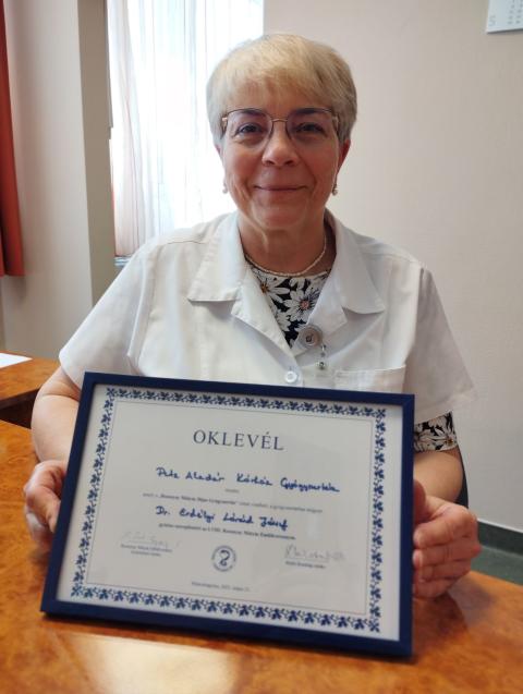 Hutyánné Dr. Somogyi Aranka az elismerő oklevéllel.