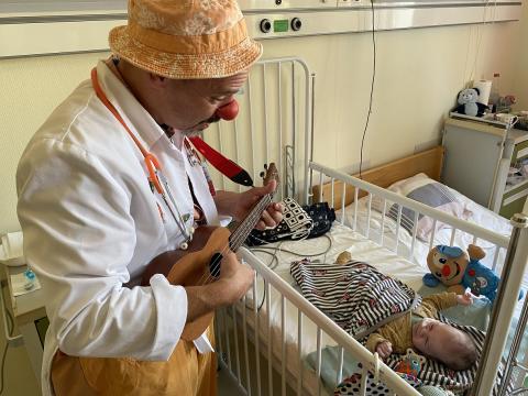 Dr. Bohóc Sziszi mosolyt csal a szív-műtött kisbaba arcára. Fotó: PK