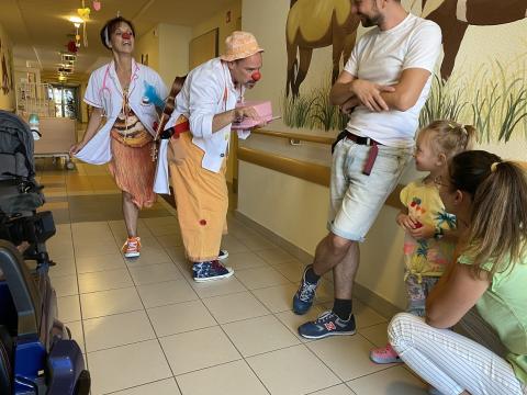 Dr. Bohóc Gizi és Dr. Bohóc Sziszi a folyosón is vizitel. Fotó: PK