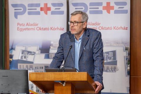A „Digitális megoldások az egészségügyben” című tudományos ülésen dr. Villányi Balázs, a Győr-Moson-Sopron Vármegyei Petz Aladár Egyetemi Oktató Kórház orvos-igazgatója, a Széchenyi István Egyetem Egészségügyi Innovációs Kompetenciaközpontjának vezetője köszöntötte a résztvevőket. (Fotó: Adorján András)