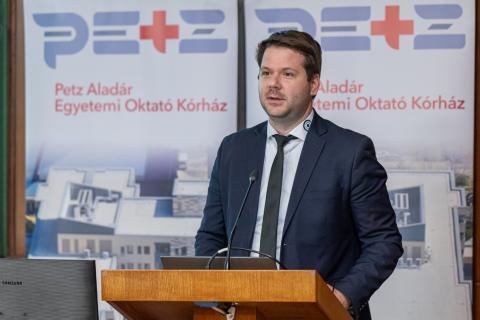 Dr. Prukner Péter, a Széchenyi István Egyetem Digitális Fejlesztési Központja RF divíziójának vezetője a Pető-féle konduktív fejlesztést támogató technológiai újdonságokat prezentálta. (Fotó: Adorján András)