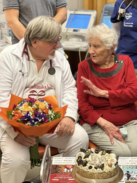 Torta és virág várta kórházunkban Judit nénit