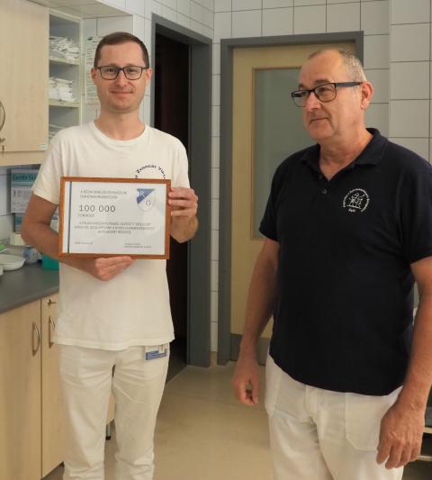 Dr. Zvorcár Viktor gyermeksebész szakorvos jelölt, az alapítvány elnöke kezében tartja az emléklapot