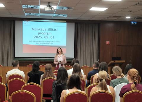 Csordás Adrienn ápolási igazgató köszönti a rezidenseket