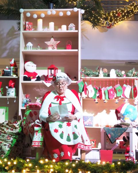 Télanyó levelet olvas