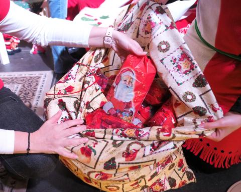 A gyerekeket sok-sok ajándék várta